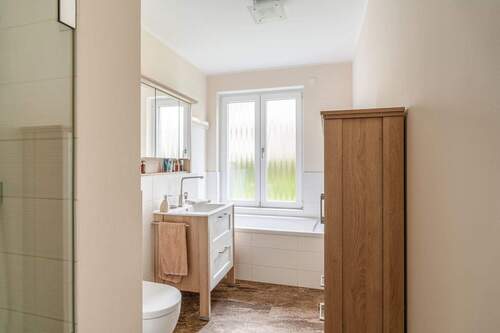 Bad mit Wanne und Dusche - 