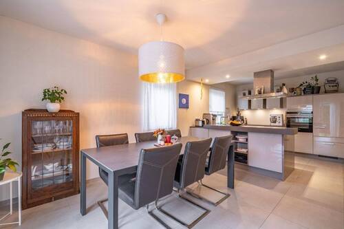 Moderne Küche mit Essbereich - 5 Zimmer Einfamilienhaus in Hohenstein