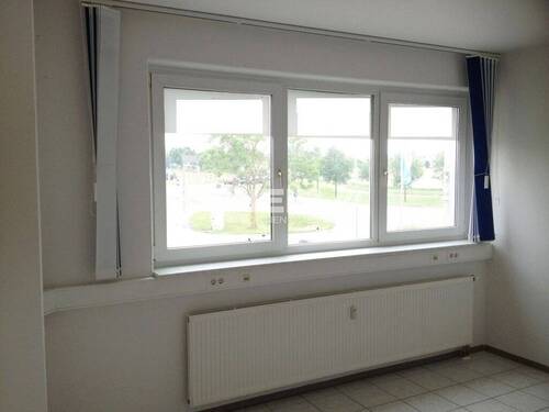 innenliegender Blendschutz - Büro mit 88,90 m&sup2; in Untermünkheim zur Miete