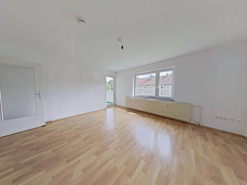 Ansicht I: Wohnzimmer - Reinkommen und Wohlfühlen: 3-Zimmer-Wohnung mit neuem Badezimmer und Balkon