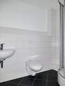 Badezimmer mit Dusche und WC - 