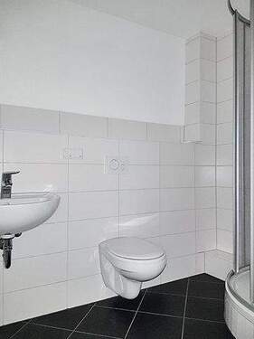 Badezimmer mit Dusche und WC - 
