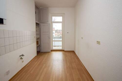 Küche mit Speisekammer und Balkonzugang - 