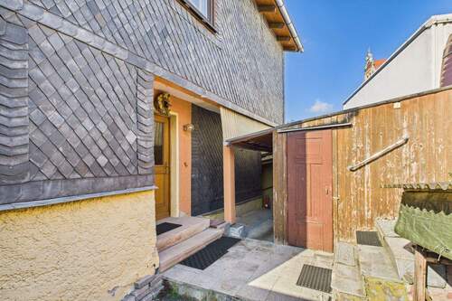 Rückansicht mit Hofbereich - 8 Zimmer Einfamilienhaus in Schalkau