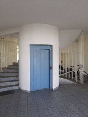 Treppenhaus mit Fahrstuhl - Etagenwohnung in Oranienburg zum Kaufen