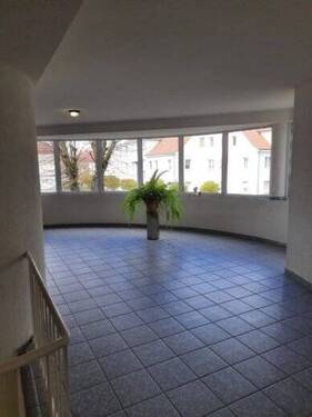 großzügiges Treppenhaus - 