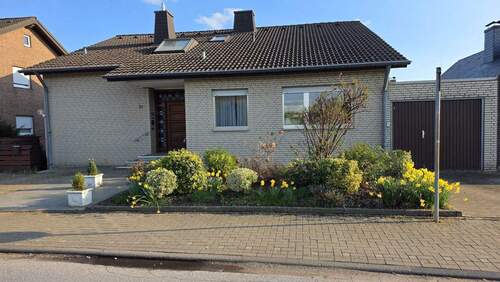 Frontseite mit Garage - Großes Zweifamilienhaus in zentraler Lage von Bedburg