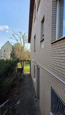 Zugang zu den Gartenwohnungen - 1 Zimmer Mehrfamilienhaus, Wohnhaus in Bedburg