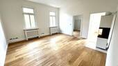 Wohnzimmer mit Kamin - Wunderschöne, kernsanierte 3,5-Zimmer-Wohnung mit Einbauküche, EBK, Kaminofen & 3m hohen Decken