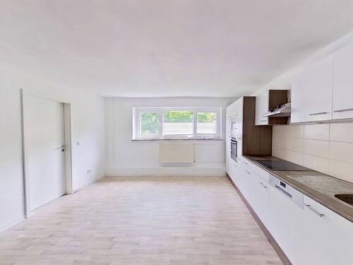 Wohn- und Esszimmer mit offenem Küchenbereich - Große 6-Zimmer Wohnung mit EBK, Terrasse und privatem Garten