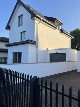 Haus mit Garage. Ostseite - 