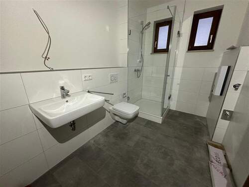 Badezimmer - Etagenwohnung mit 78,00 m&sup2; in Altdorf b. Nürnberg zur Miete