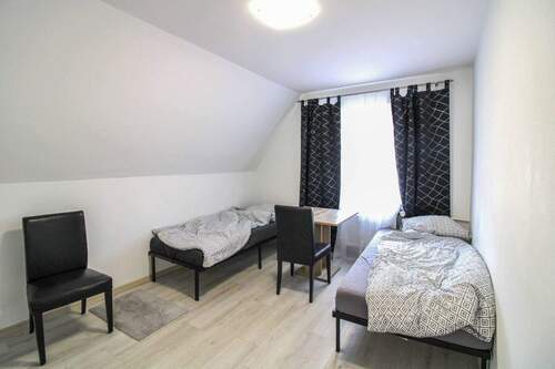 Schlafzimmer 1.OG - 8 Zimmer Mehrfamilienhaus, Wohnhaus in Garbsen