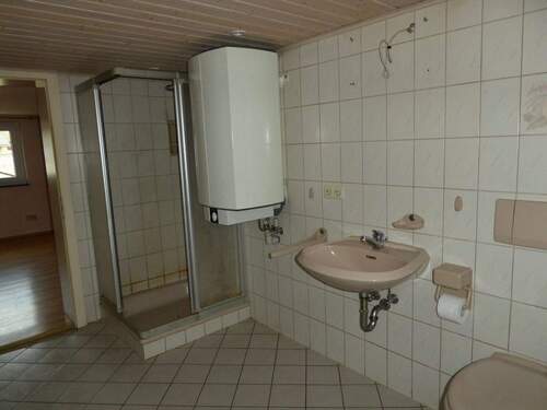 Bad mit Dusche und WC - 