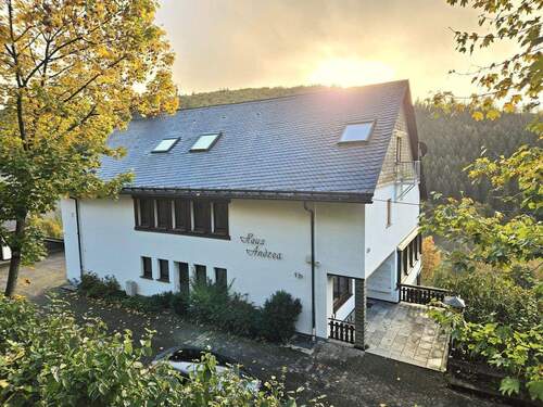 Vorderseite des Komplexes - 3 Zimmer Etagenwohnung zum Kaufen in Schmallenberg