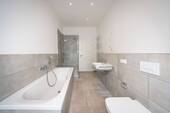 Mit Dusche und Wanne - 