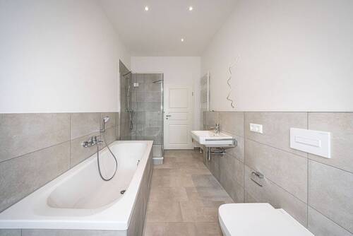 Mit Dusche und Wanne - 