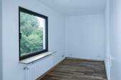 zwei weitere mit Laminat ausgestattete - 