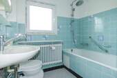 und in das Tageslichtbad mit Badewanne - 