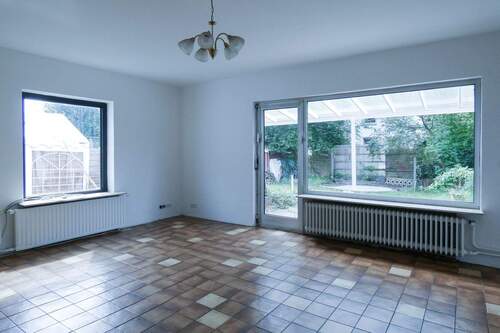 mit großen Fensterfronten - 