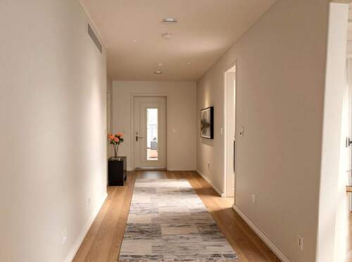 Lichtdurchfluteter Eingangsbereich mit eleganter Raumaufteilung und hochwertigem Eichenholzboden - 