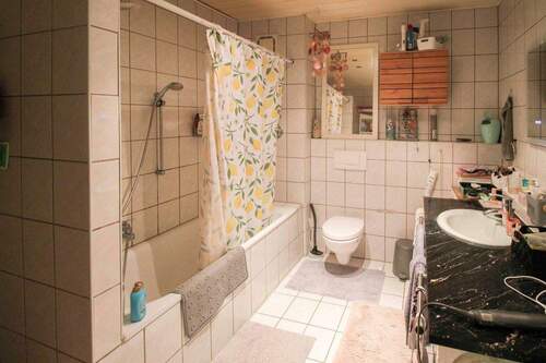 Badezimmer mit Dusche und Badewanne - 