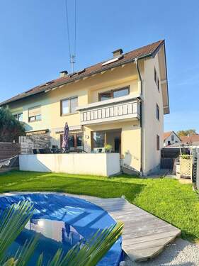 Garten mit Pool - Attraktive Doppelhaushälfte in Meckenbeuren mit Einliegerwohnung, zwei Garagen und zentraler Ruhelage