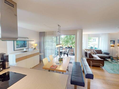 Ansicht I: Wohn- und Esszimmer mit offenem Küchenbereich - Möbliert, modern, idyllisch: Große 3-Zimmer-Wohnung mit toller EBK und schönem BALKON in fußläufiger Nähe zur Uferpromenade