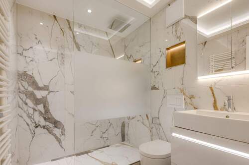 Elegantes Badezimmer in Marmoroptik - 