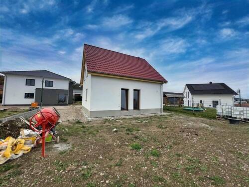 Hausrücken - 3 Zimmer Einfamilienhaus in Gierstädt