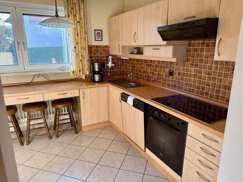 Moderne Küche mit viel Arbeitsfläche - 