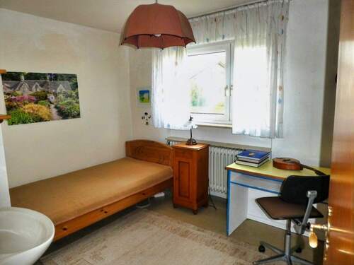 Gäste-/Kinderzimmer/Büro mit Waschbecken im EG - 