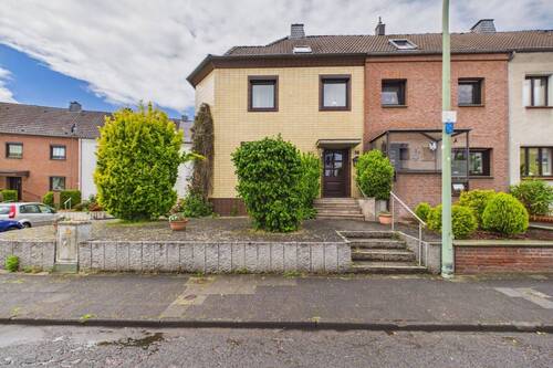 Außenansicht - Platzwunder auf 133 m² Wohnfläche: Reihenendhaus mit 7 Zimmern, Wintergarten und Garage
