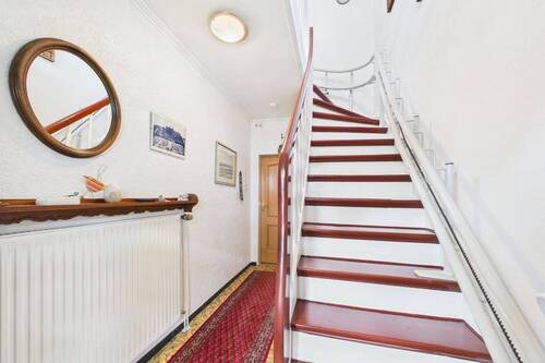 Treppenhaus - 7 Zimmer Reihenendhaus zum Kaufen in Kamp-Lintfort