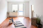 Wohnzimmer Vergleichswohnung - Balkonwohnung nahe Vita-Center - 263,00 EUR Kaltmiete, ca.  52,70 m² Wohnfläche