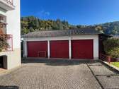 Aussen Hof Garagen.jpg - Mehrfamilienhaus, Wohnhaus mit 209,00 m² in Kleines Wiesental zum Kaufen