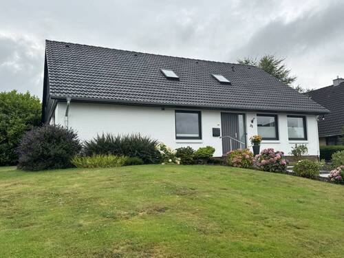 Frontaufnahme - 6 Zimmer Einfamilienhaus zum Kaufen in Heide / Süderholm