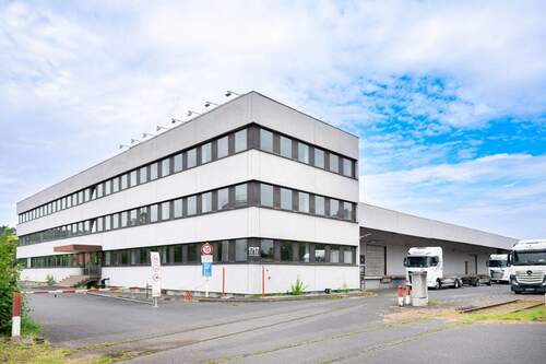 Seitenansicht - Lagerhalle mit LKW-Werkstatt und Bürogebäude