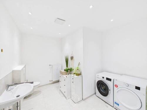 Haus rechts, UG: Badezimmer - 