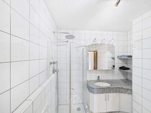 Haus rechts, EG: Duschbad - 