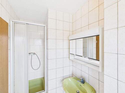 Haus rechts, OG: Duschbad 1 - 