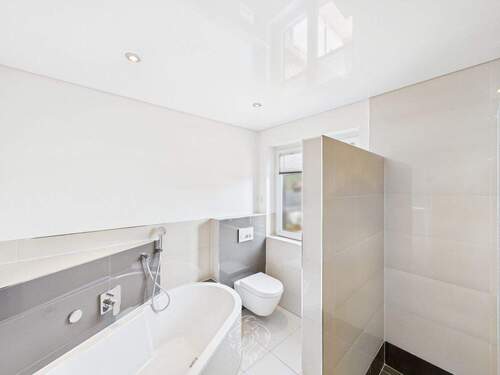 Haus links, OG: Badezimmer - 