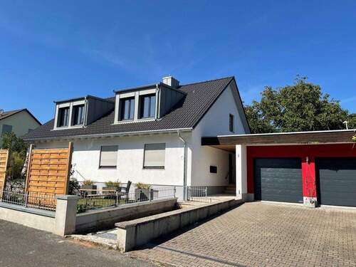 Hausansicht - Ruhige 3 Zi. DG-Whg. mit Terrasse und Garten in Kleinsendelbach Wohnung mieten