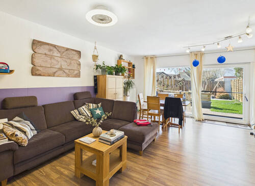 Lichtdurchflutetes Wohnzimmer - Reihenmittelhaus mit 90,50 m&sup2; in Bodenheim zum Kaufen