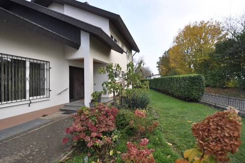 Hauseingang - Südseite - Landluft & Lebensfreude - großzügiges Familienhaus nahe Freiburg