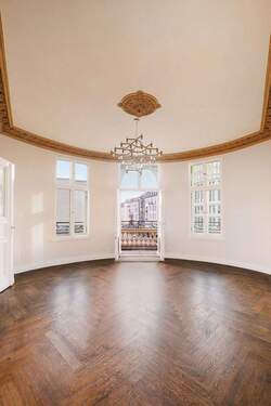 Wohnbereich mit Balkon - HAUS FEUERLAND: Historisches Wohn- und Geschäftshaus