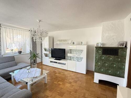 Wohnzimmer+Kachelofen im OG - Mehrfamilienhaus, Wohnhaus mit 222,00 m&sup2; in Stetten zum Kaufen