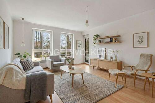 Wohnzimmer digital möbliert - 4 Zimmer Etagenwohnung zum Kaufen in Hamburg