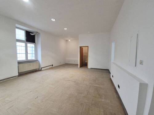 Raum mit WC und Fenster - 