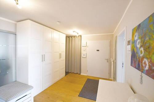 Flur mit Eingangstür - Elmshorn: Ein absoluter Traum! - 448.000,00&nbsp;EUR Kaufpreis, ca.&nbsp; 127,50&nbsp;m&sup2;&nbsp;Wohnfl&auml;che